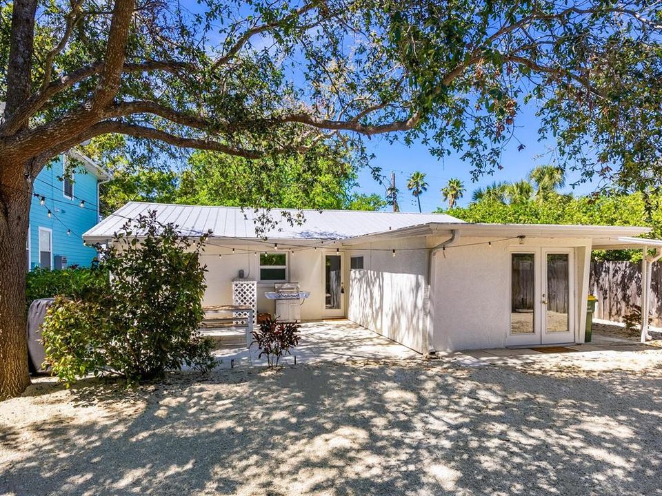 For Sale: $775,000 (3 beds, 2 baths, 1207 Square Feet)