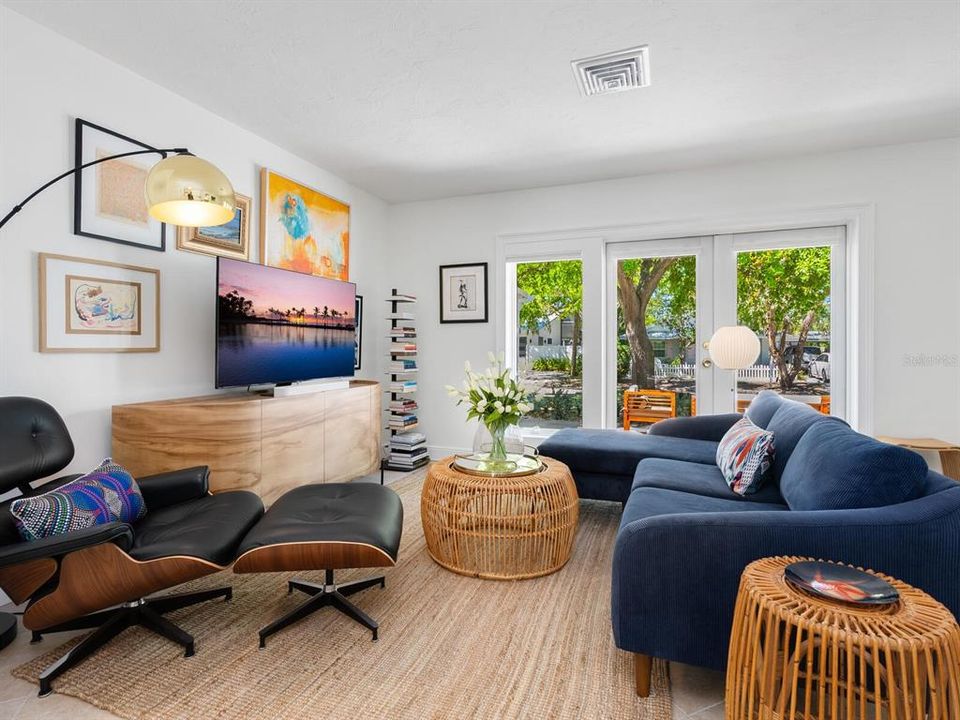 For Sale: $775,000 (3 beds, 2 baths, 1207 Square Feet)