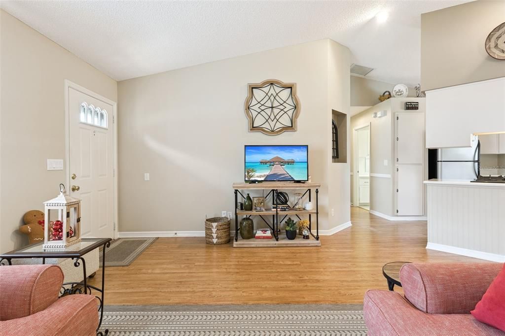 For Sale: $244,000 (2 beds, 2 baths, 1060 Square Feet)