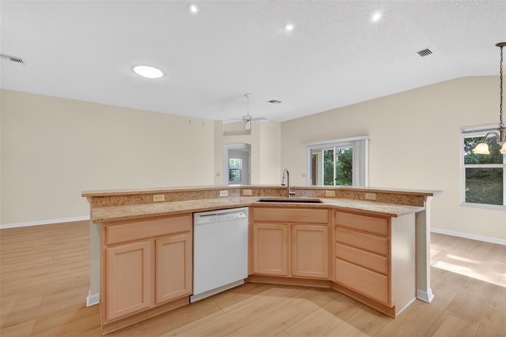 На продажу: $370,000 (3 спален, 2 ванн, 1731 Квадратных фут)