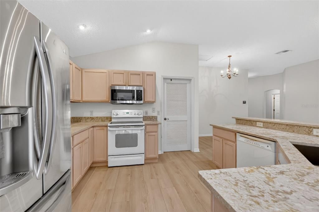 На продажу: $370,000 (3 спален, 2 ванн, 1731 Квадратных фут)