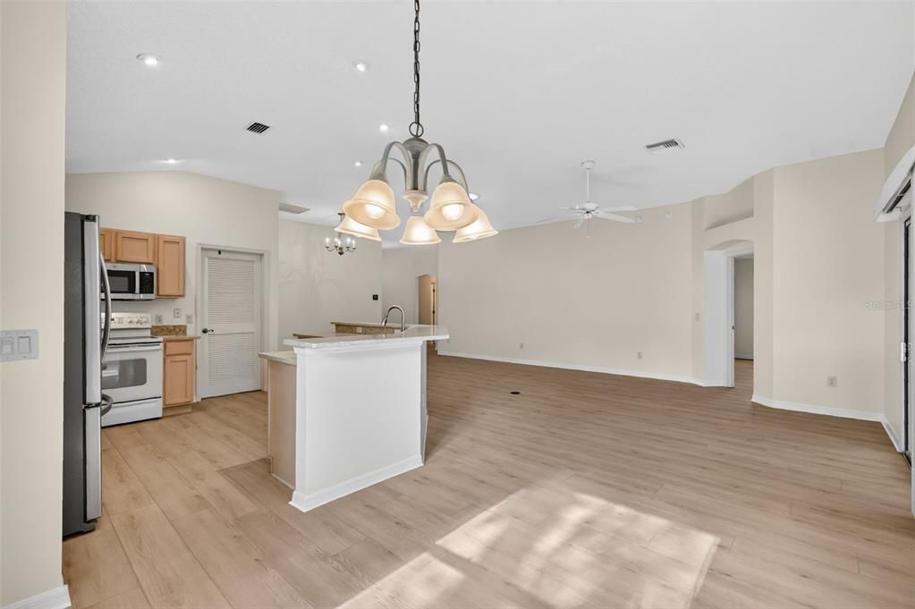 На продажу: $370,000 (3 спален, 2 ванн, 1731 Квадратных фут)