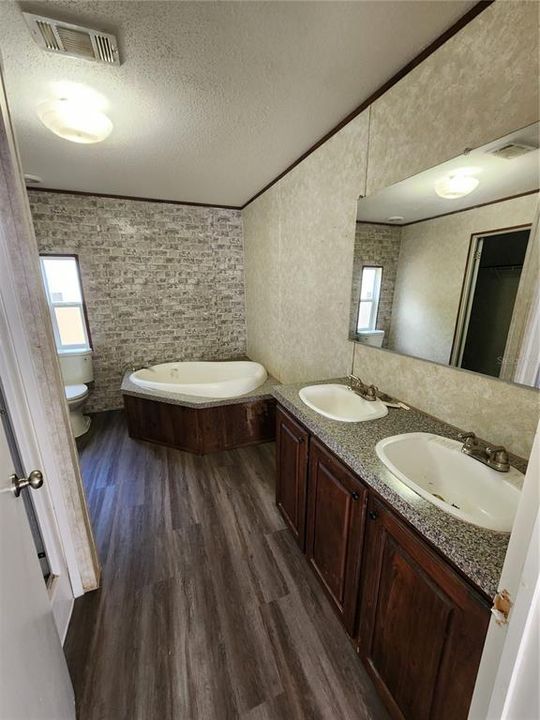 For Sale: $289,000 (4 beds, 2 baths, 2128 Square Feet)