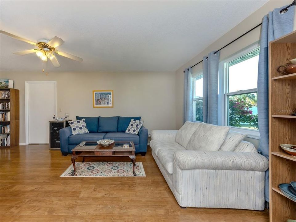 For Sale: $425,000 (3 beds, 2 baths, 1523 Square Feet)