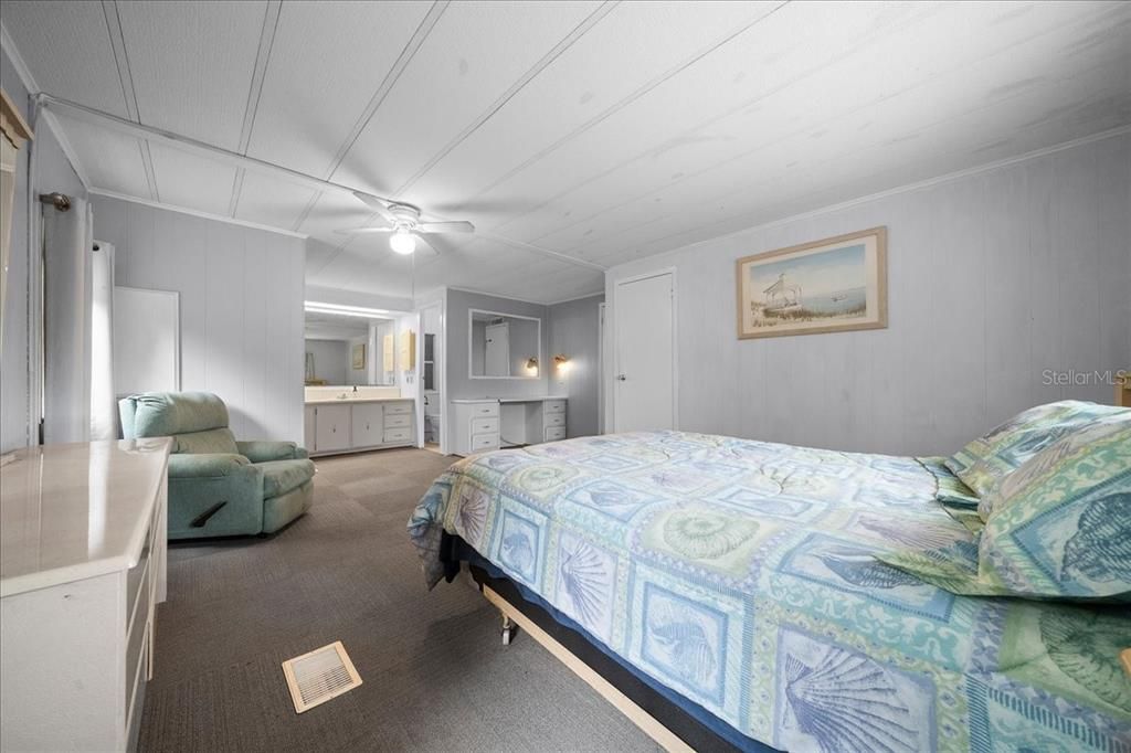 For Sale: $177,900 (2 beds, 2 baths, 1392 Square Feet)