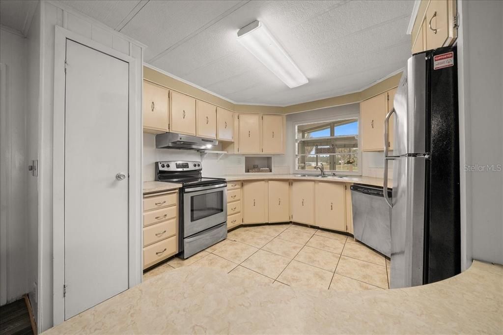 For Sale: $177,900 (2 beds, 2 baths, 1392 Square Feet)