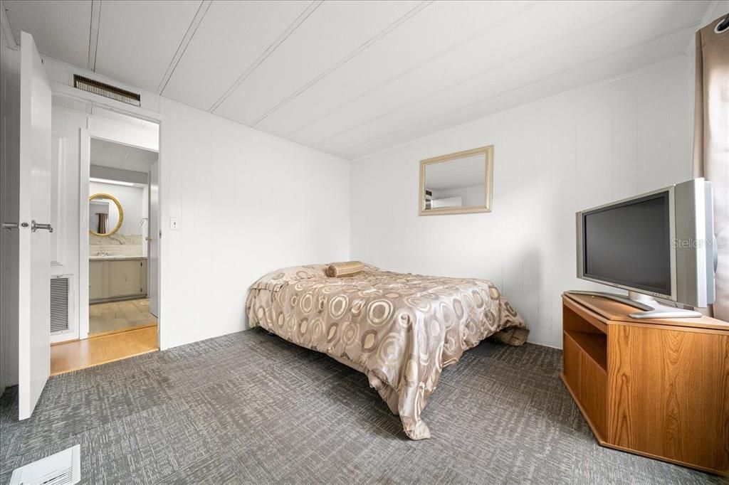 For Sale: $177,900 (2 beds, 2 baths, 1392 Square Feet)