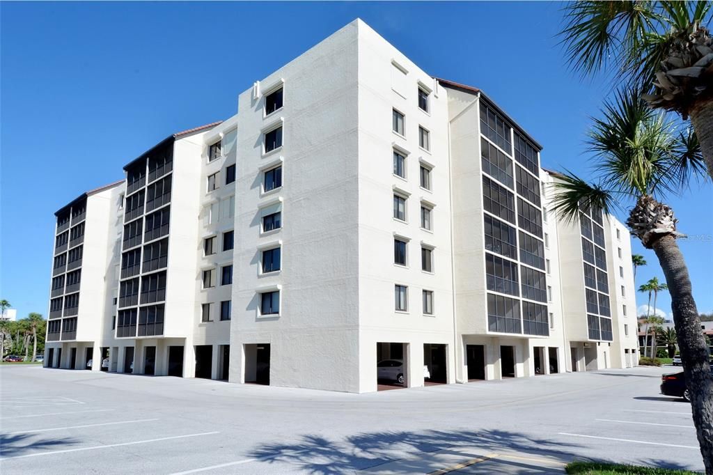 Activo con contrato: $549,000 (2 camas, 2 baños, 928 Pies cuadrados)