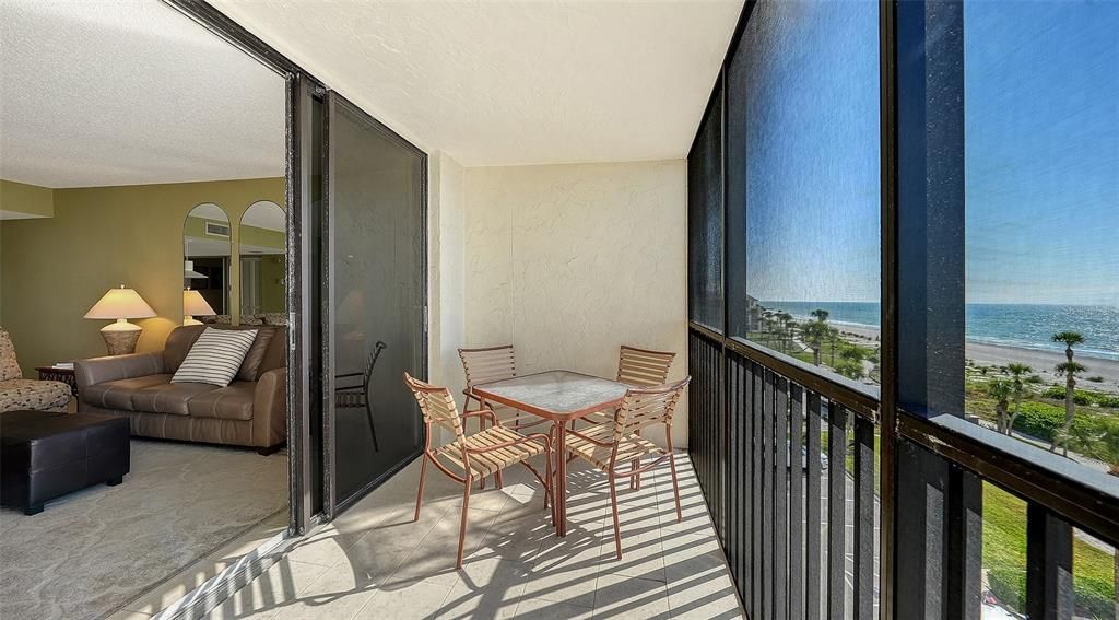 Activo con contrato: $549,000 (2 camas, 2 baños, 928 Pies cuadrados)