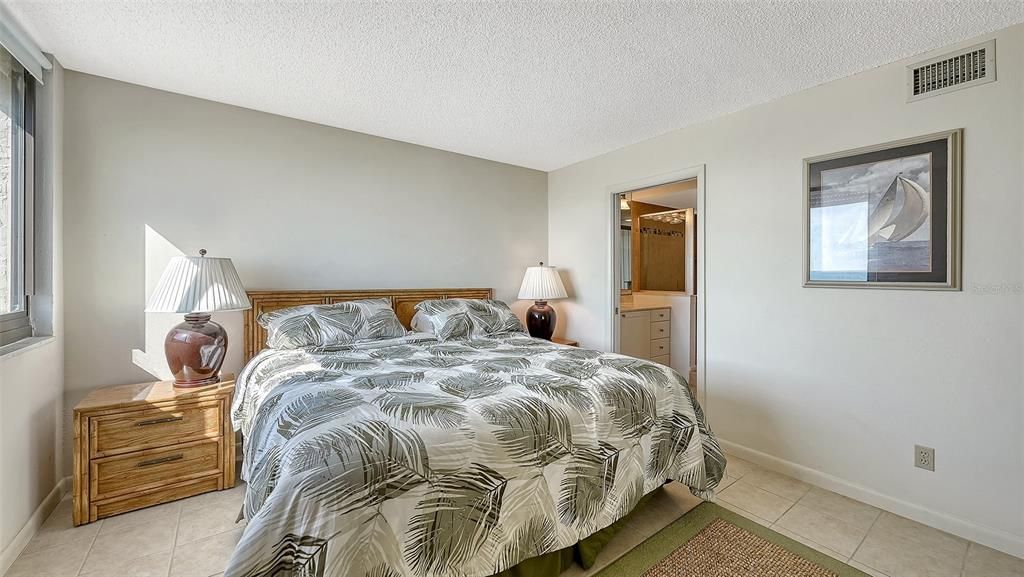 Activo con contrato: $549,000 (2 camas, 2 baños, 928 Pies cuadrados)