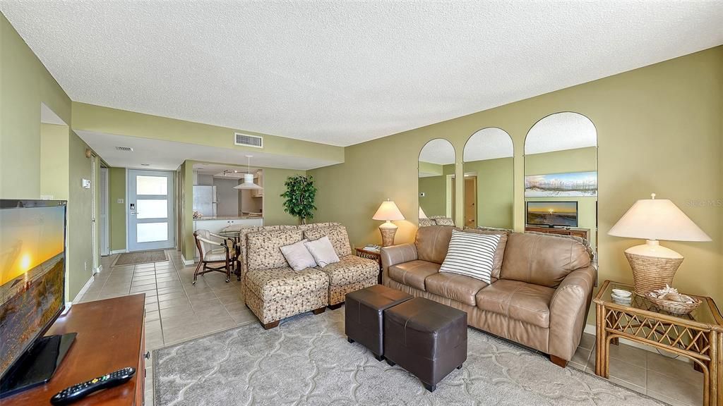 Activo con contrato: $549,000 (2 camas, 2 baños, 928 Pies cuadrados)