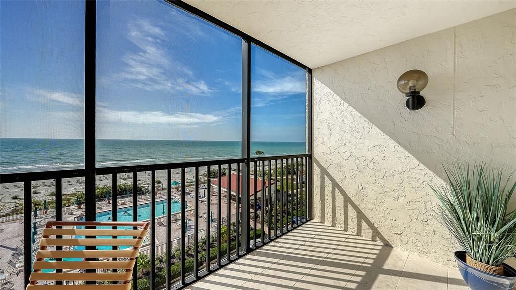 Activo con contrato: $549,000 (2 camas, 2 baños, 928 Pies cuadrados)