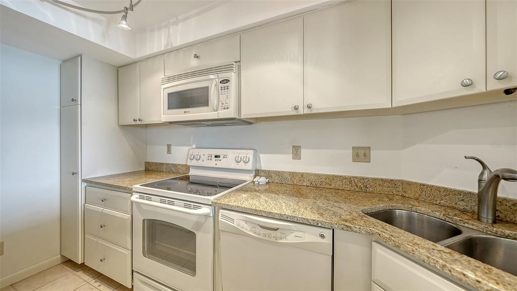 Activo con contrato: $549,000 (2 camas, 2 baños, 928 Pies cuadrados)