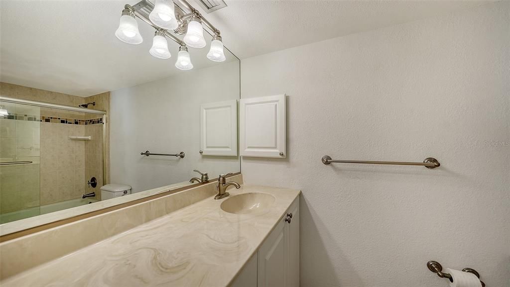 Activo con contrato: $549,000 (2 camas, 2 baños, 928 Pies cuadrados)