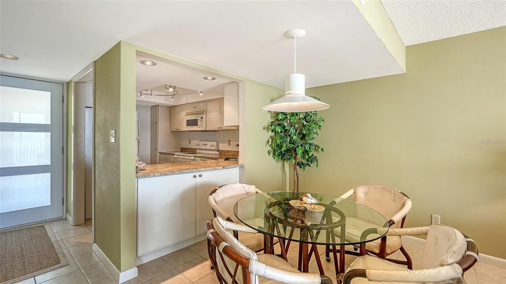 Activo con contrato: $549,000 (2 camas, 2 baños, 928 Pies cuadrados)