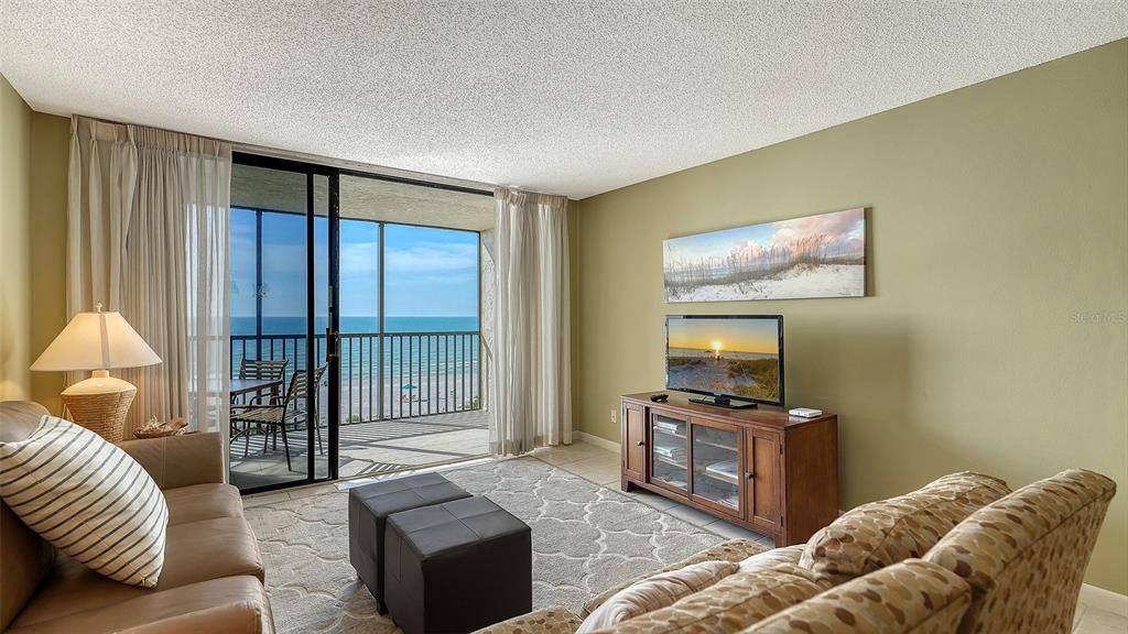 Activo con contrato: $549,000 (2 camas, 2 baños, 928 Pies cuadrados)