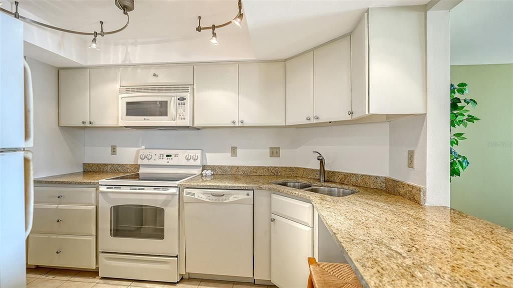 Activo con contrato: $549,000 (2 camas, 2 baños, 928 Pies cuadrados)