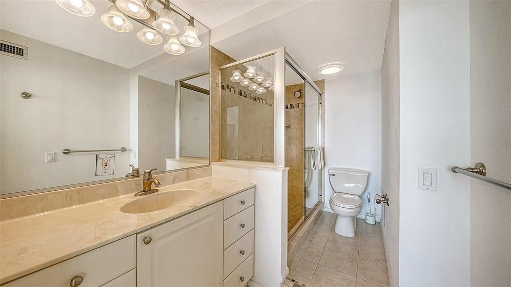 Activo con contrato: $549,000 (2 camas, 2 baños, 928 Pies cuadrados)