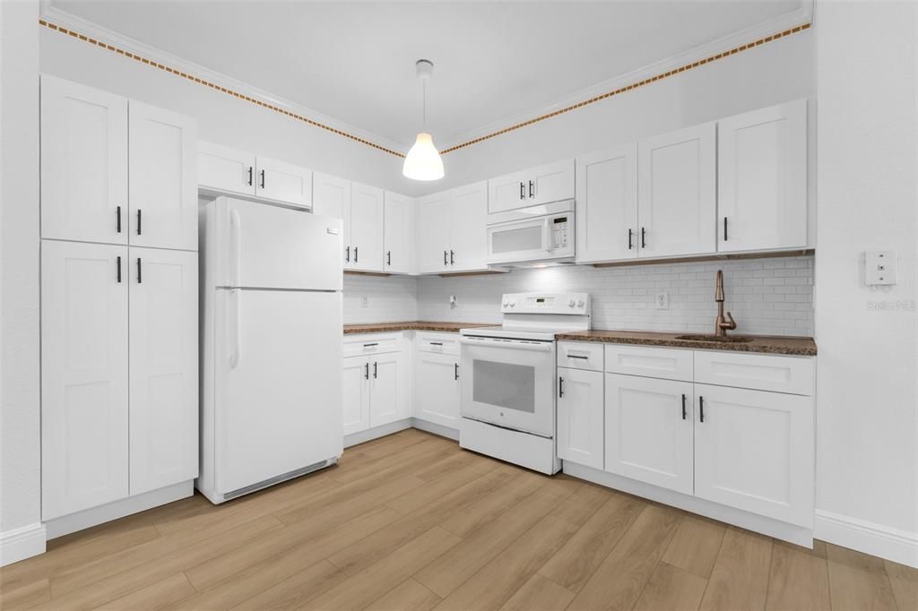 На продажу: $175,000 (1 спален, 1 ванн, 782 Квадратных фут)