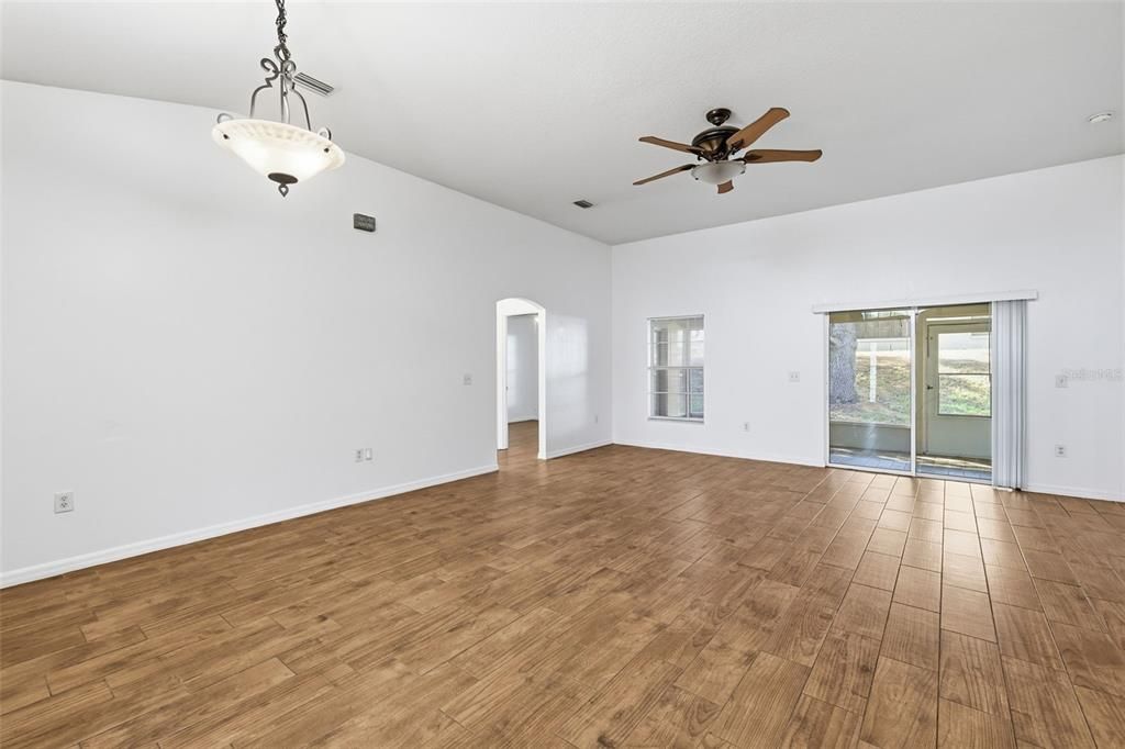 En Venta: $315,000 (3 camas, 2 baños, 1500 Pies cuadrados)