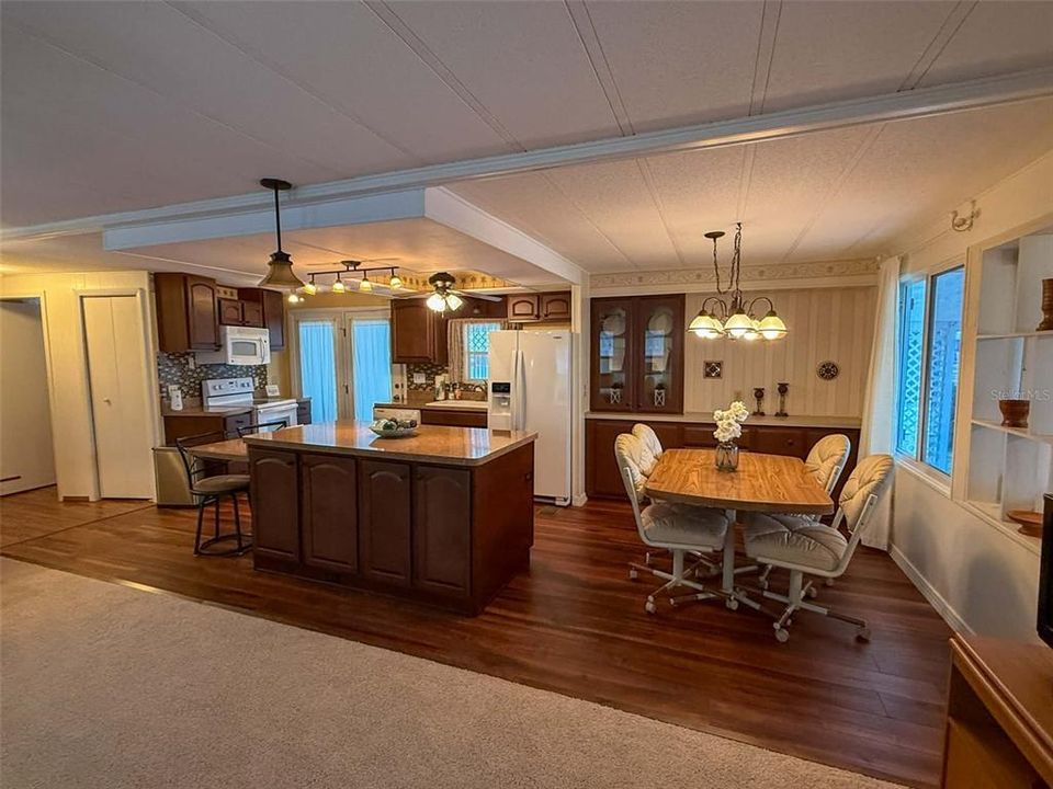 На продажу: $185,000 (2 спален, 2 ванн, 1300 Квадратных фут)