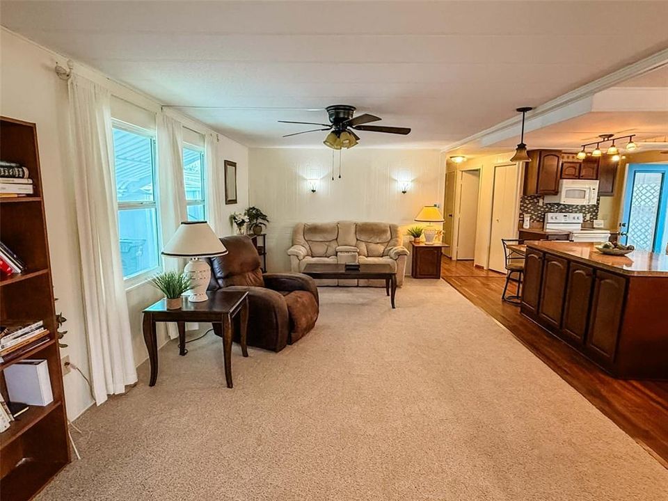 На продажу: $185,000 (2 спален, 2 ванн, 1300 Квадратных фут)