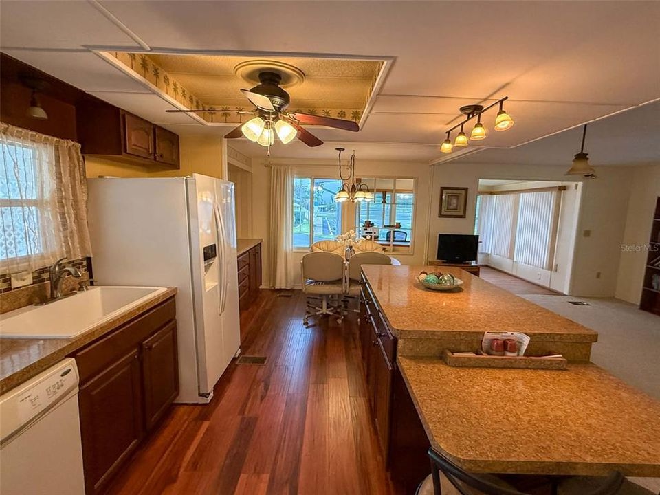 На продажу: $185,000 (2 спален, 2 ванн, 1300 Квадратных фут)