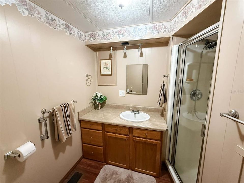 На продажу: $185,000 (2 спален, 2 ванн, 1300 Квадратных фут)