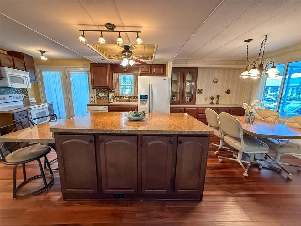 На продажу: $185,000 (2 спален, 2 ванн, 1300 Квадратных фут)