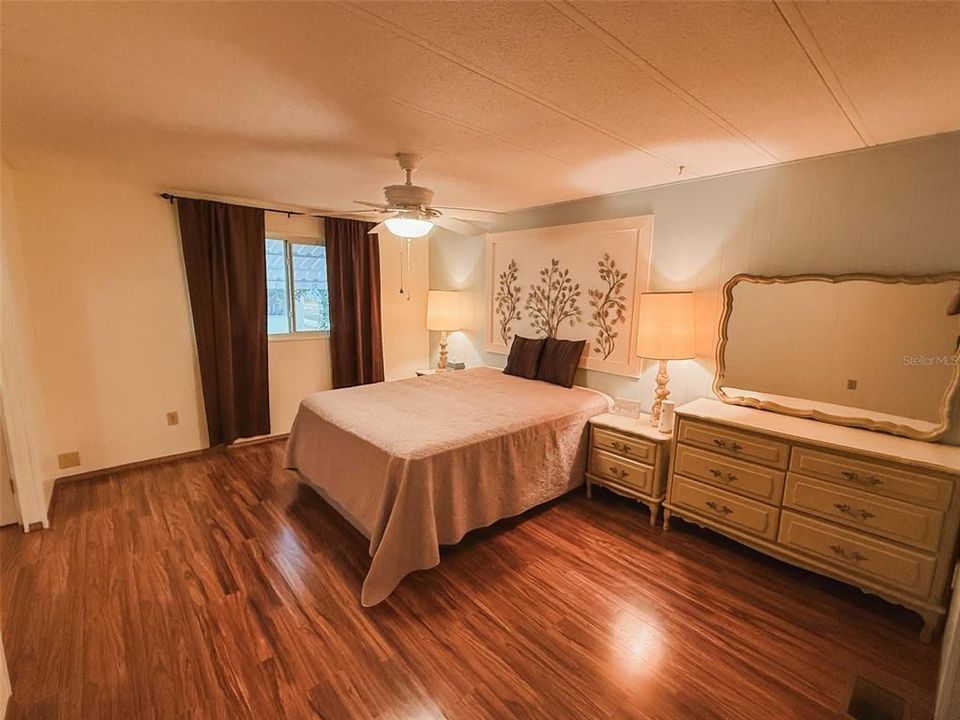 На продажу: $185,000 (2 спален, 2 ванн, 1300 Квадратных фут)