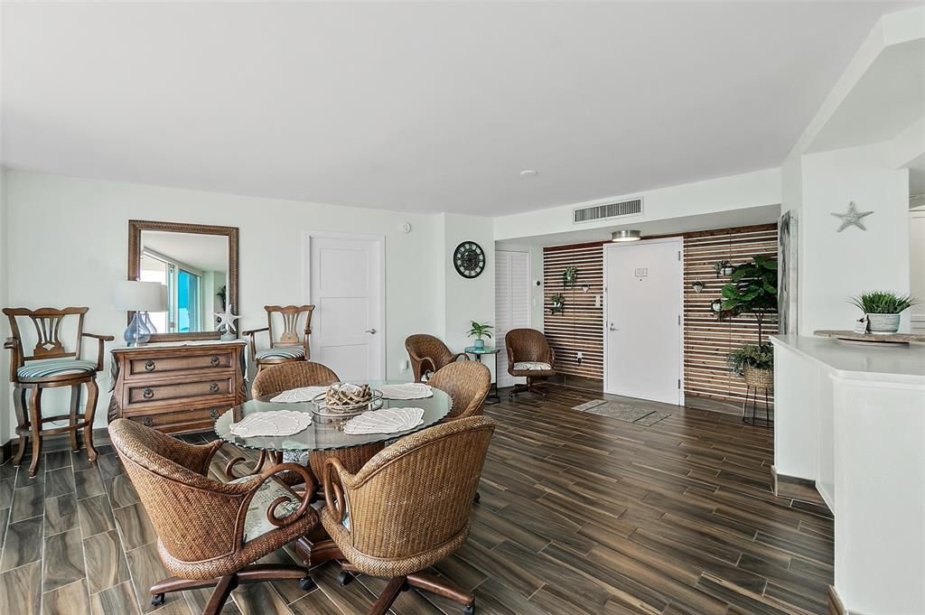 En Venta: $575,000 (2 camas, 3 baños, 1700 Pies cuadrados)