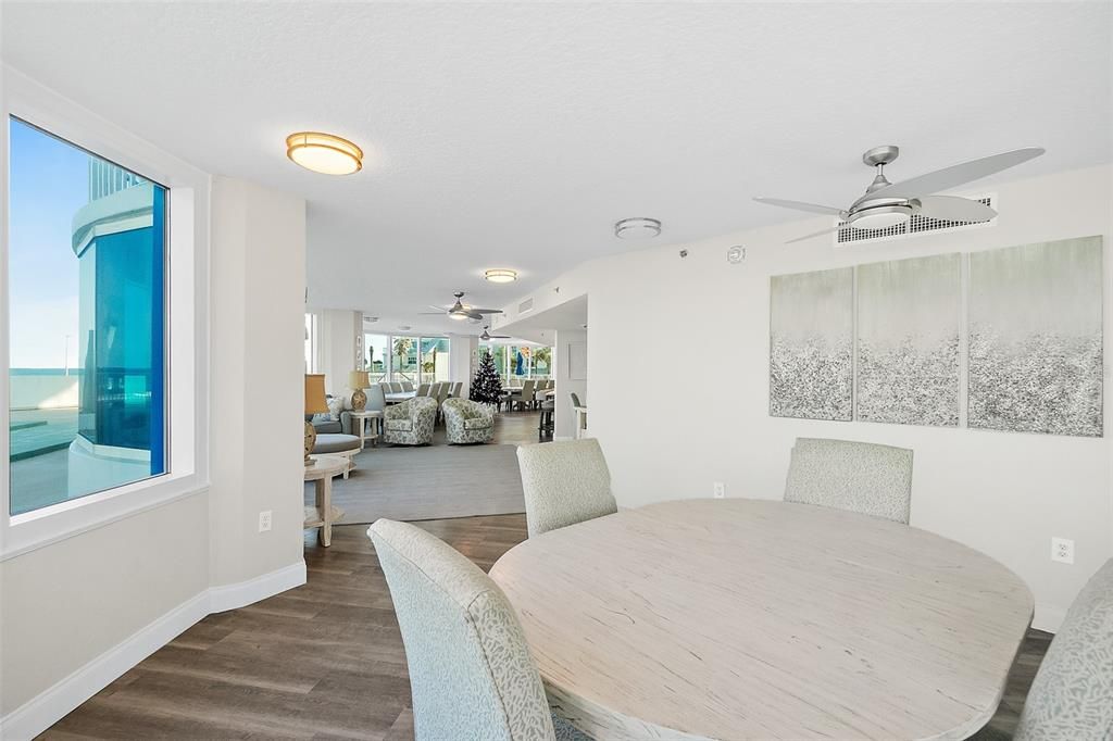 En Venta: $575,000 (2 camas, 3 baños, 1700 Pies cuadrados)