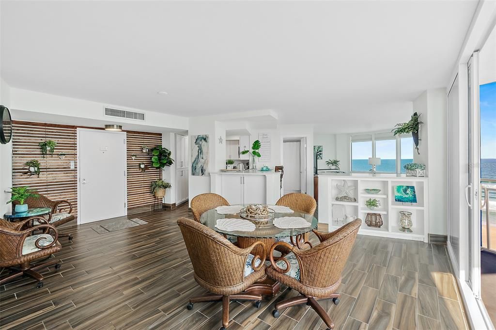 En Venta: $575,000 (2 camas, 3 baños, 1700 Pies cuadrados)