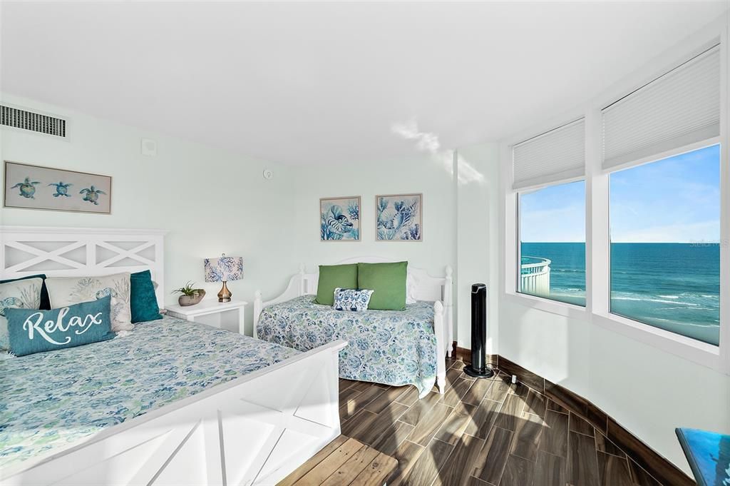 En Venta: $575,000 (2 camas, 3 baños, 1700 Pies cuadrados)