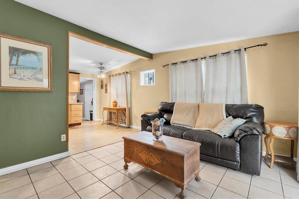 待售: $375,000 (2 贝兹, 2 浴室, 1291 平方英尺)