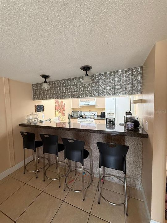 For Rent: $1,100 (1 beds, 1 baths, 974 Square Feet)