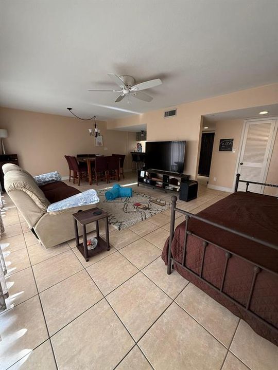 For Rent: $1,100 (1 beds, 1 baths, 974 Square Feet)