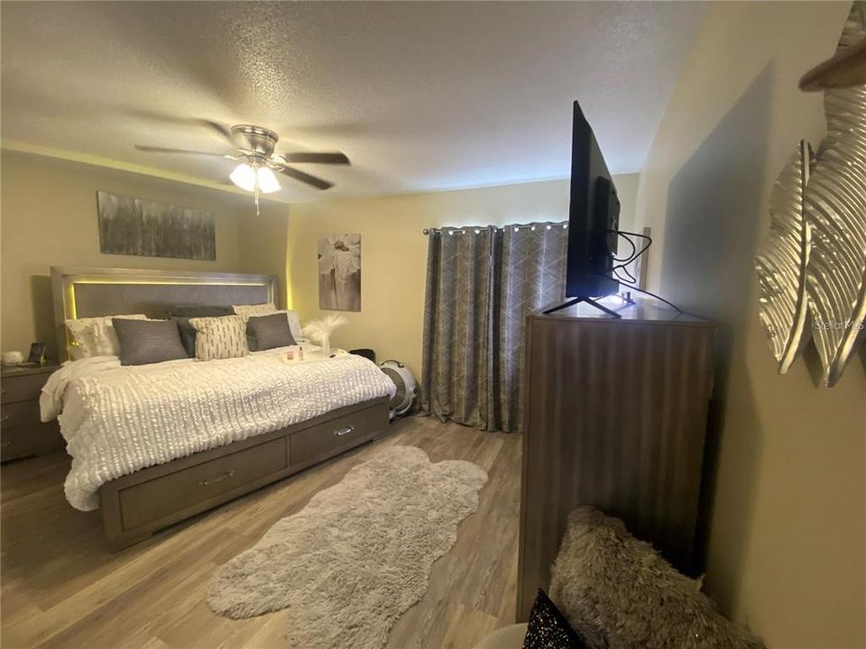 For Sale: $155,000 (2 beds, 2 baths, 991 Square Feet)