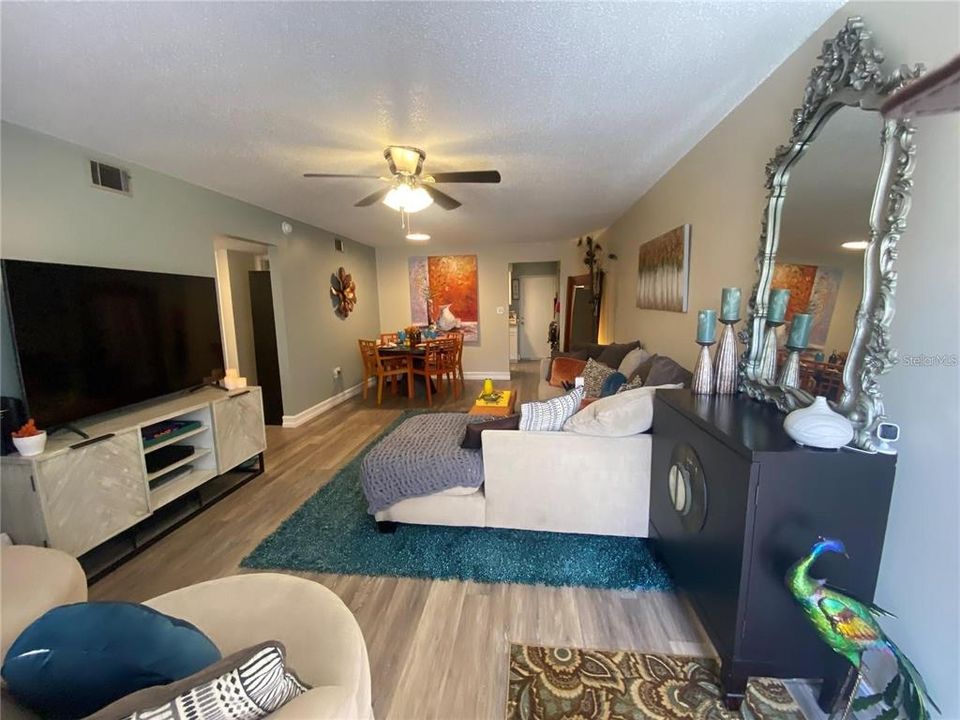 For Sale: $155,000 (2 beds, 2 baths, 991 Square Feet)