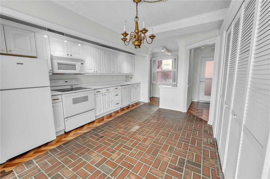 For Rent: $2,300 (2 beds, 2 baths, 1055 Square Feet)