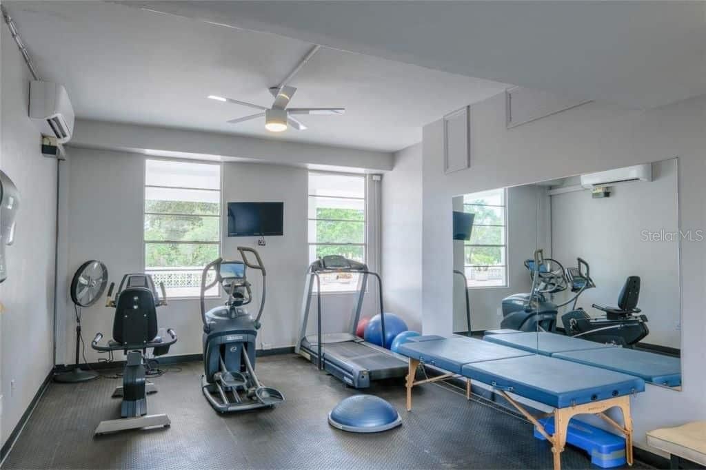 For Rent: $2,300 (2 beds, 2 baths, 1055 Square Feet)