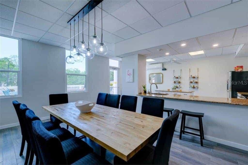 For Rent: $2,300 (2 beds, 2 baths, 1055 Square Feet)