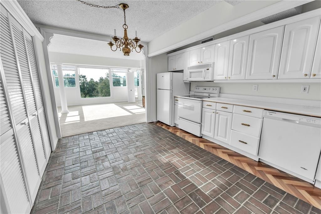 For Rent: $2,300 (2 beds, 2 baths, 1055 Square Feet)