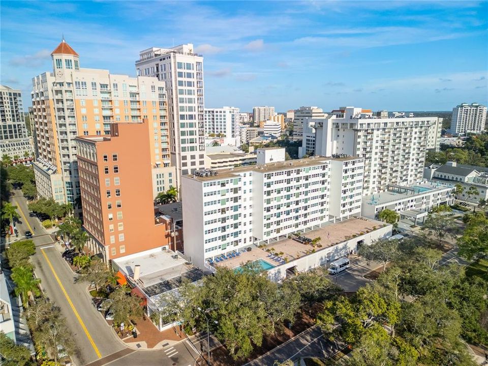 For Rent: $2,300 (2 beds, 2 baths, 1055 Square Feet)