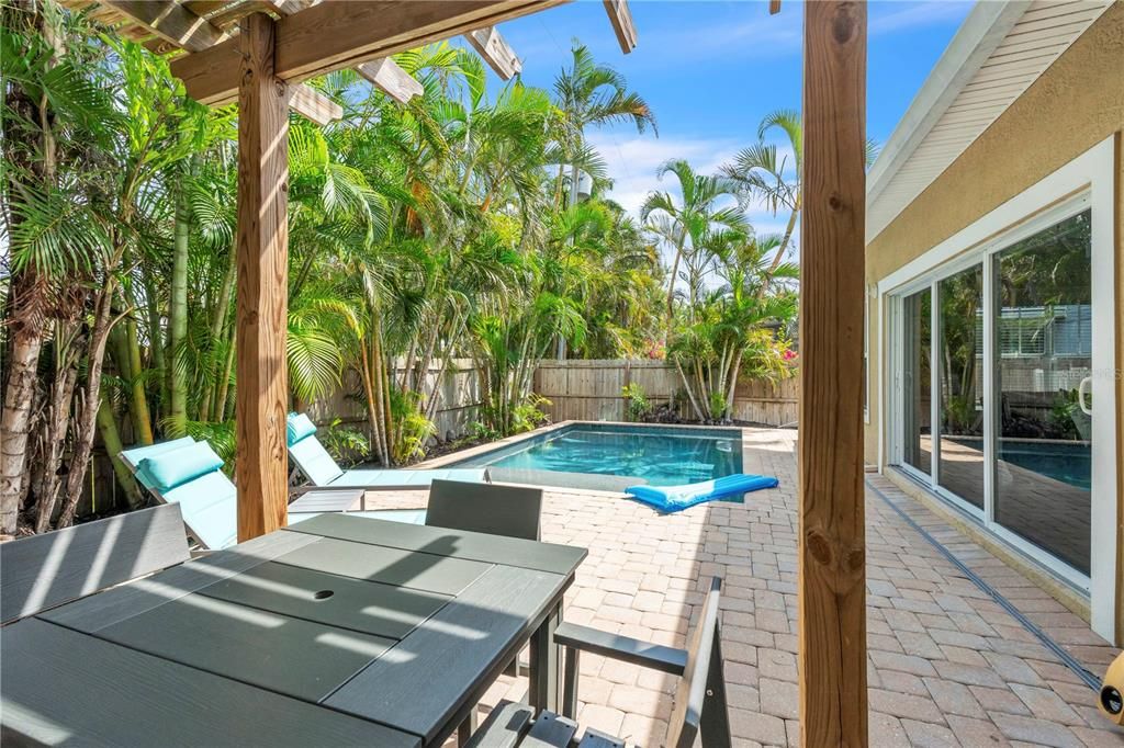 For Sale: $1,450,000 (3 beds, 2 baths, 1552 Square Feet)