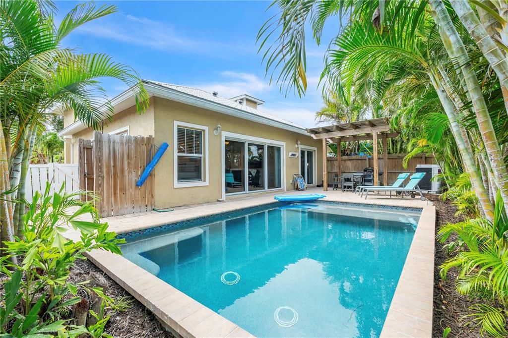 For Sale: $1,450,000 (3 beds, 2 baths, 1552 Square Feet)