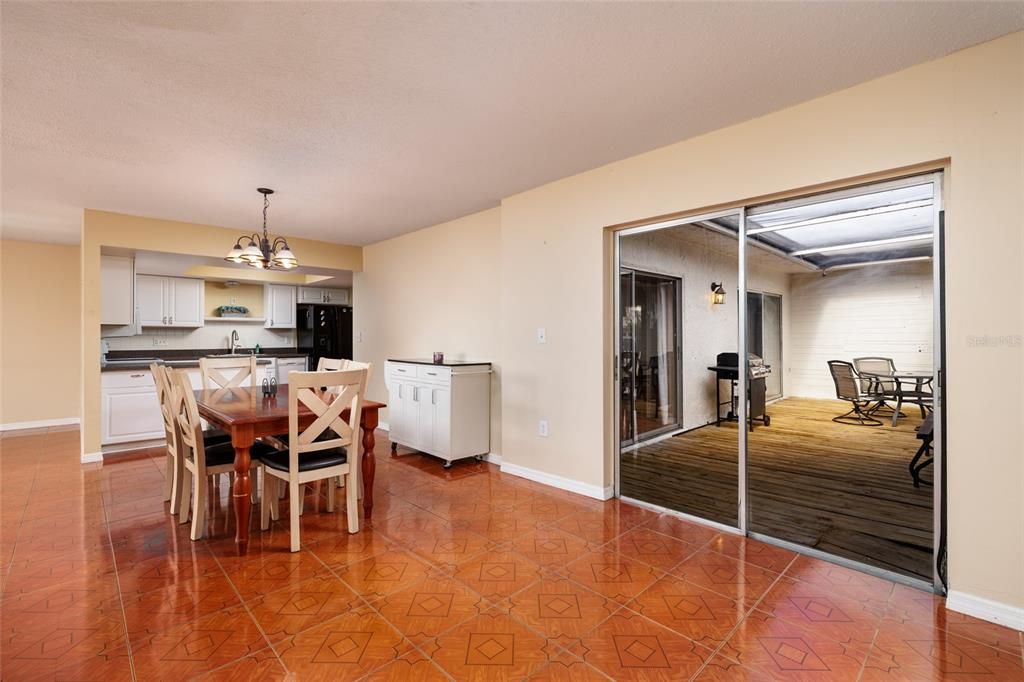 For Sale: $169,900 (2 beds, 1 baths, 1085 Square Feet)