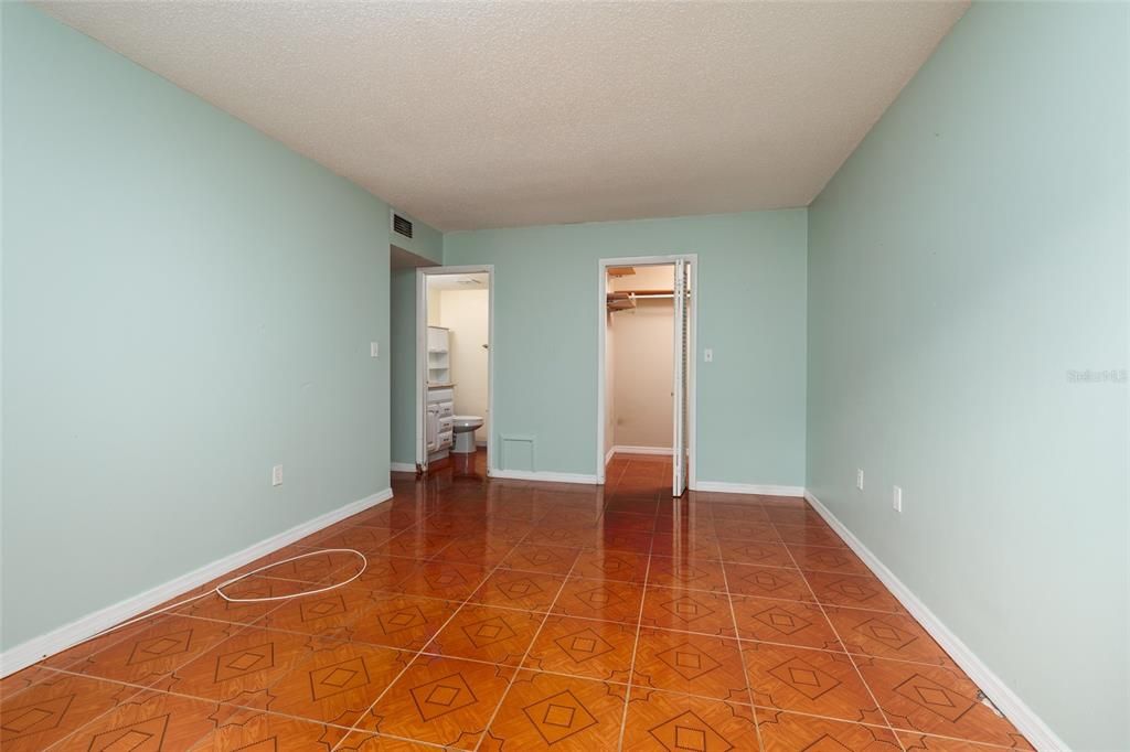 For Sale: $169,900 (2 beds, 1 baths, 1085 Square Feet)