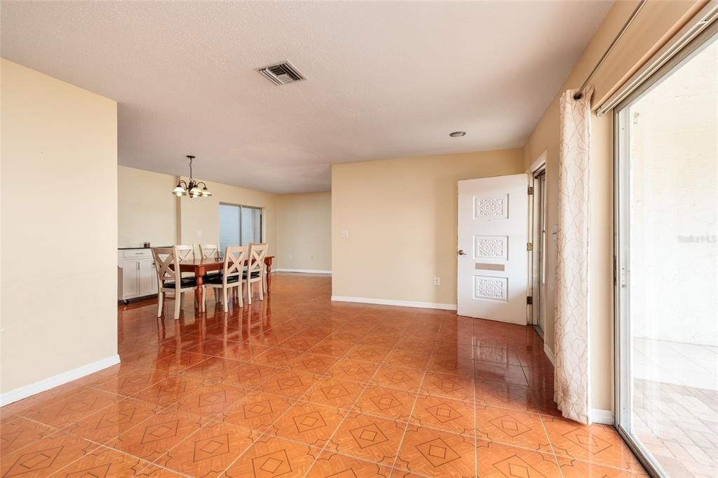 For Sale: $169,900 (2 beds, 1 baths, 1085 Square Feet)