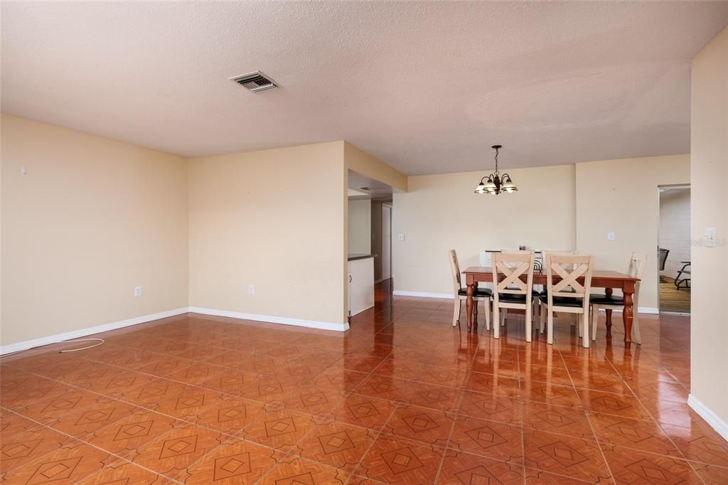 For Sale: $169,900 (2 beds, 1 baths, 1085 Square Feet)